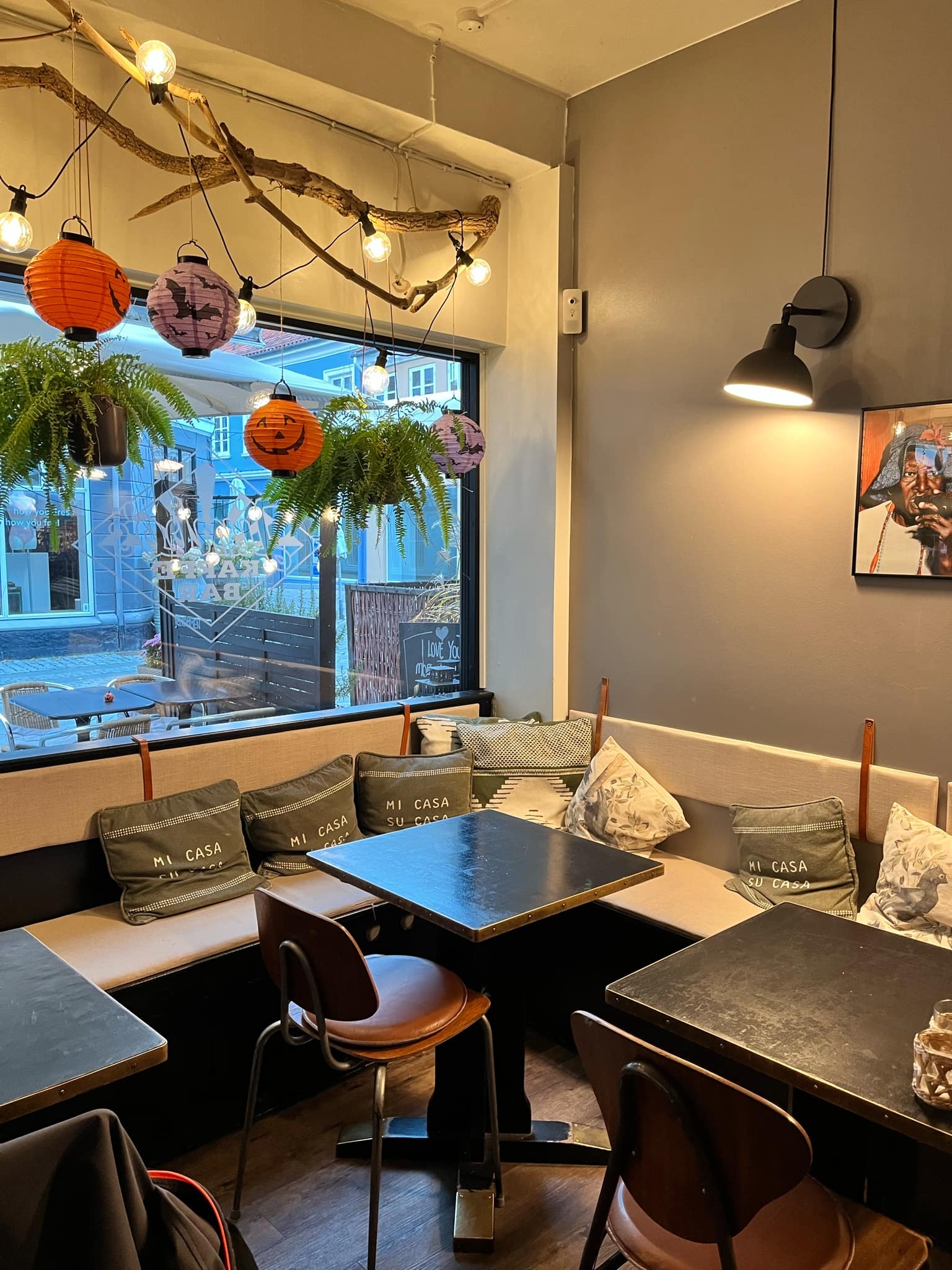 Hyggelig café i Nyborg med tavlemenu, Dark ’n’ Stormy special og barstole hos Jimbo’s Kaffebar